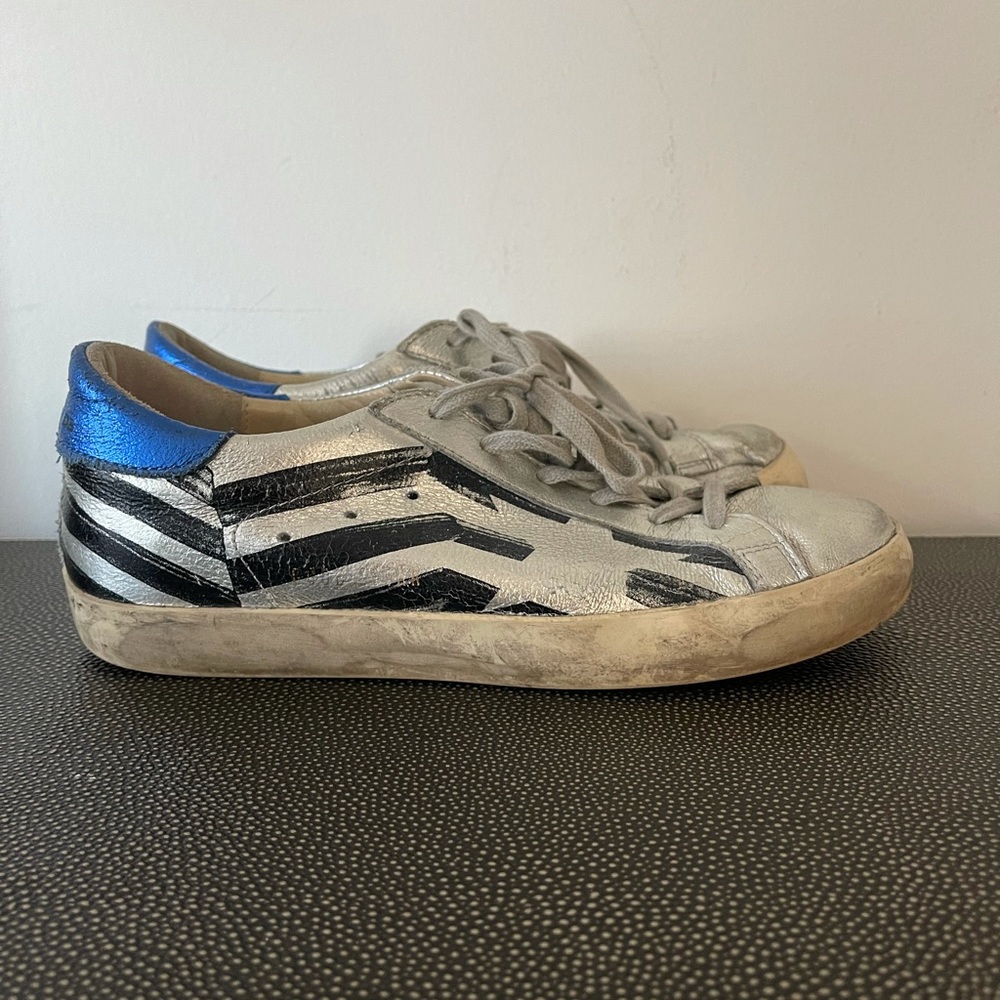Women's size 39 golden goose authentic superstar sneaker fits size 9.
